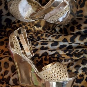 Womens platform gold by hearts collection new 8.5